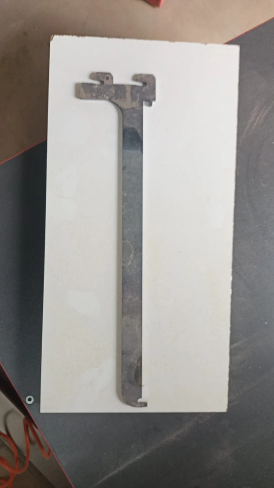 خطافات وحوامل لعرض المنتجات