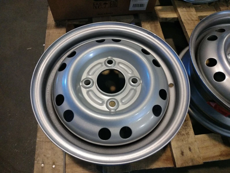 عجلات السيارات الفولاذية بحافة J للإطارات بدون أنبوب 16x6.5 D18