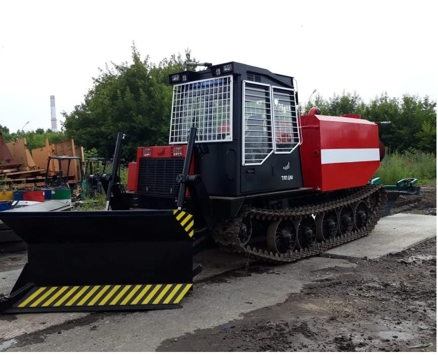 الجرار الصناعي TLP-4M-031 على مسارات الزحف مع معدات تكنولوجية