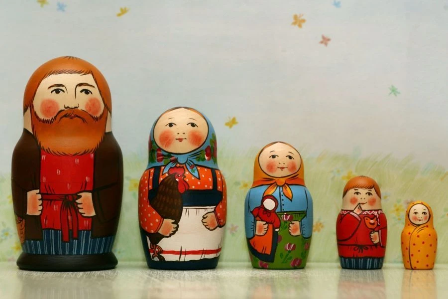 ماتريوشكا "العائلة" - دمى روسية خشبية بطول 14 سم