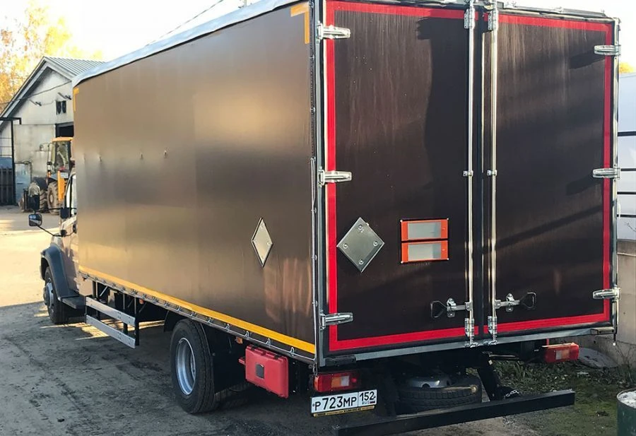 شاحنة ديزل 47122K على شاسيه GAZ C41R31 لنقل البضائع الخطرة