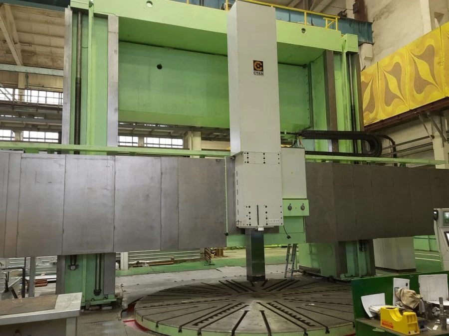 ماكينة لاثنين أعمدة CNC 1M563F4