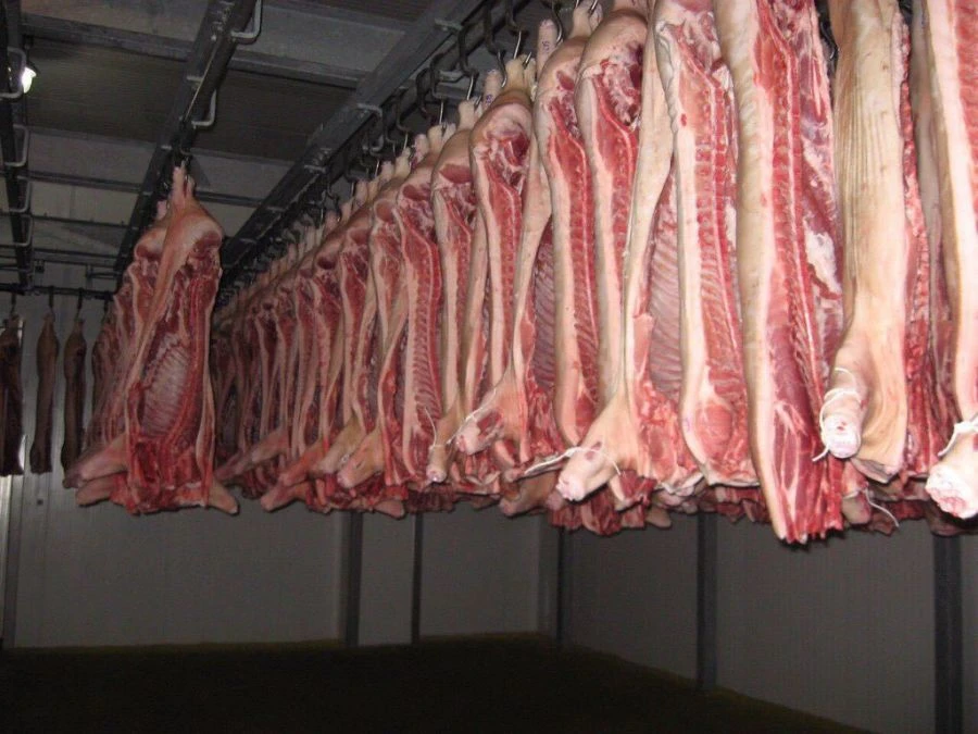 نصف جثة لحم الخنزير المجمد