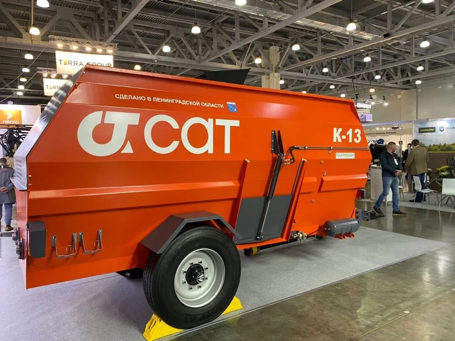 خلاط وموزع علف K13 لإدارة العلف بكفاءة