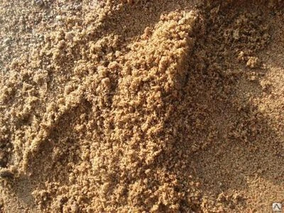 رمل طبيعي للبناء وتنسيق الحدائق، حجم حبة يصل إلى 5 مم