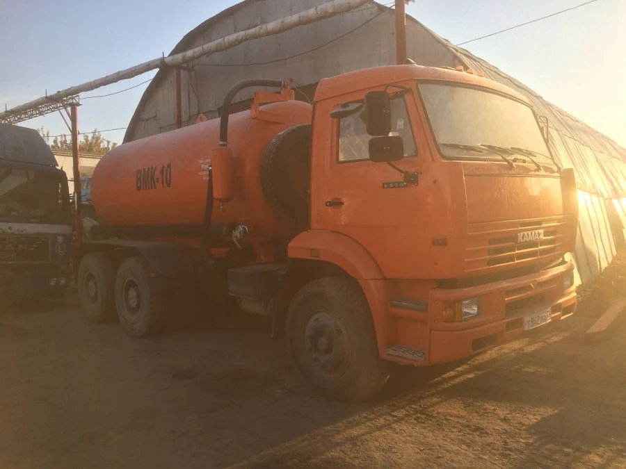 شاحنة شفط مياه الصرف الصحي VMK-6520-E5 على هيكل كاما ز6520-54
